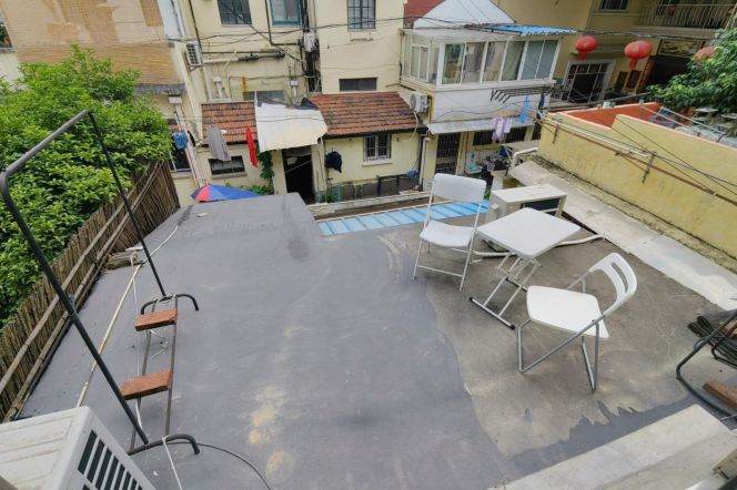 High ceiling  1 br with terrace on YuYuan Rd .near L 2/11 JiangSu Rd St & ZhongShan Park
