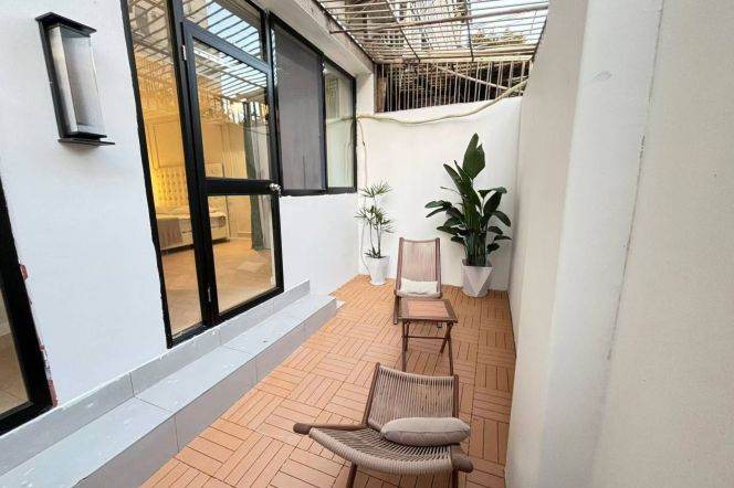 Pudong area/Nice yard+modern 2br 1lr/double south/brand furniture,Dongming rd@L13/6