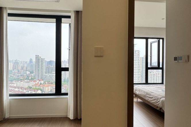 Spacious 1Br + great sunshine | Zhongshan Park Metro & West Yan'an rd Metro