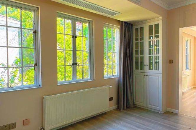 Kangping Road has old apartments with windows offering views of greenery, protecting the buildings.
