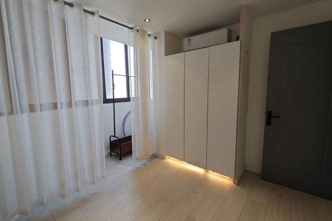 L2-11 Jiangsu Road Metro Station, 3-brs apartment with underfloor heating and elevator access