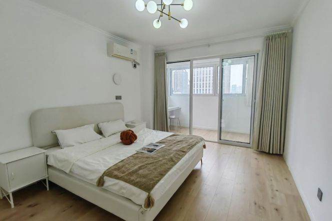Bright 1 br  with 3 sides windows easy to L 2/11 JiangSu Rd St