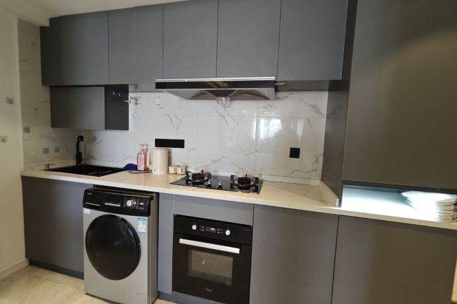 L2-11 Jiangsu Road Metro Station, 3-brs apartment with underfloor heating and elevator access
