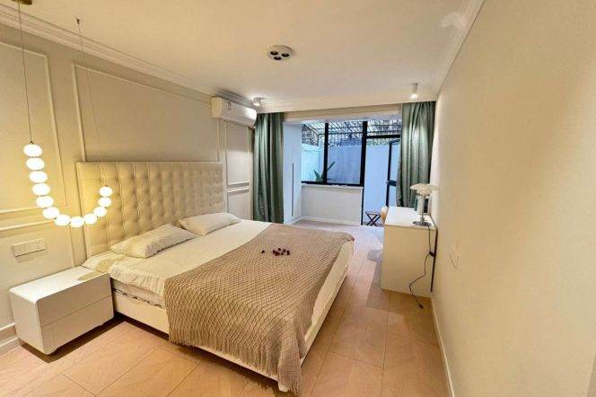 Pudong area/Nice yard+modern 2br 1lr/double south/brand furniture,Dongming rd@L13/6