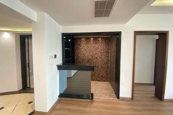 3 Brs, 2 Baths, Balcony/Central ac/Bathtub/Gym/Swimming pool @ Jiangsu rd L2&11