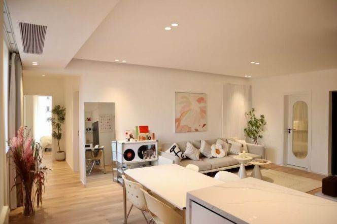 4 Brs, 2 Baths, Open Balcony/Floor heating/Oven/Dish washer, 170 sqm @ People square L1,2&8