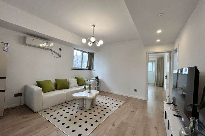 Big 1Br/Next to L2/11 Jiangsu Rd/Many windows/Bright/Balcony+Elevator