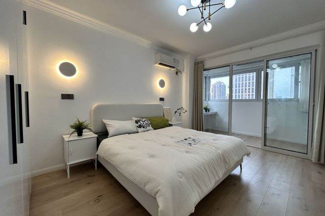 Big 1Br/Next to L2/11 Jiangsu Rd/Many windows/Bright/Balcony+Elevator