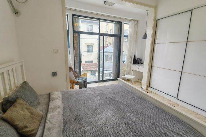 High ceiling  1 br with terrace on YuYuan Rd .near L 2/11 JiangSu Rd St & ZhongShan Park