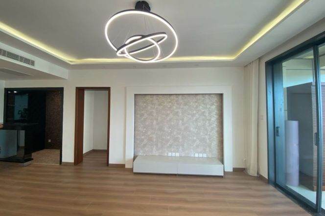 3 Brs, 2 Baths, Balcony/Central ac/Bathtub/Gym/Swimming pool @ Jiangsu rd L2&11