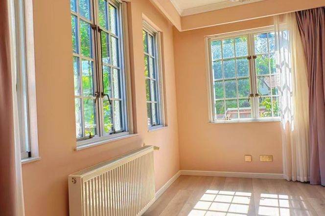 Kangping Road has old apartments with windows offering views of greenery, protecting the buildings.