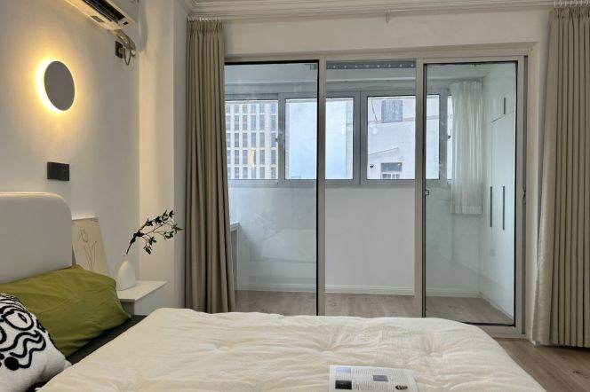 Big 1Br/Next to L2/11 Jiangsu Rd/Many windows/Bright/Balcony+Elevator