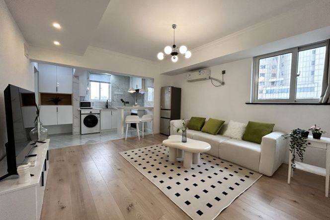 Big 1Br/Next to L2/11 Jiangsu Rd/Many windows/Bright/Balcony+Elevator