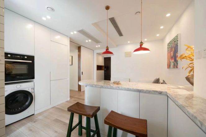 High-rise Apt with open Balcony in Top of City