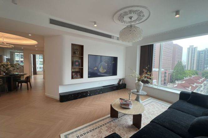 Xujiahui Premium 3-Bedroom Apartment   Excellent View | Well-equipped Interior