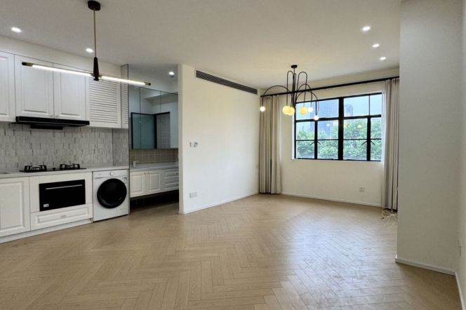 Bar street | 1Br + high ceilings + great sunshine | Julu lu/Fumin lu