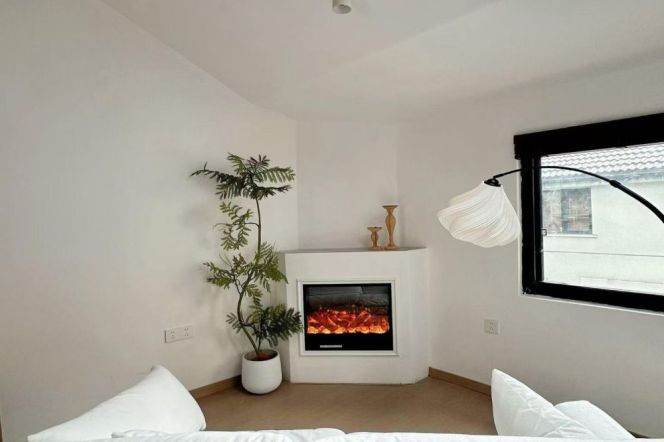 Jiangsu Rd Station 1Br with Terrace Line2/11