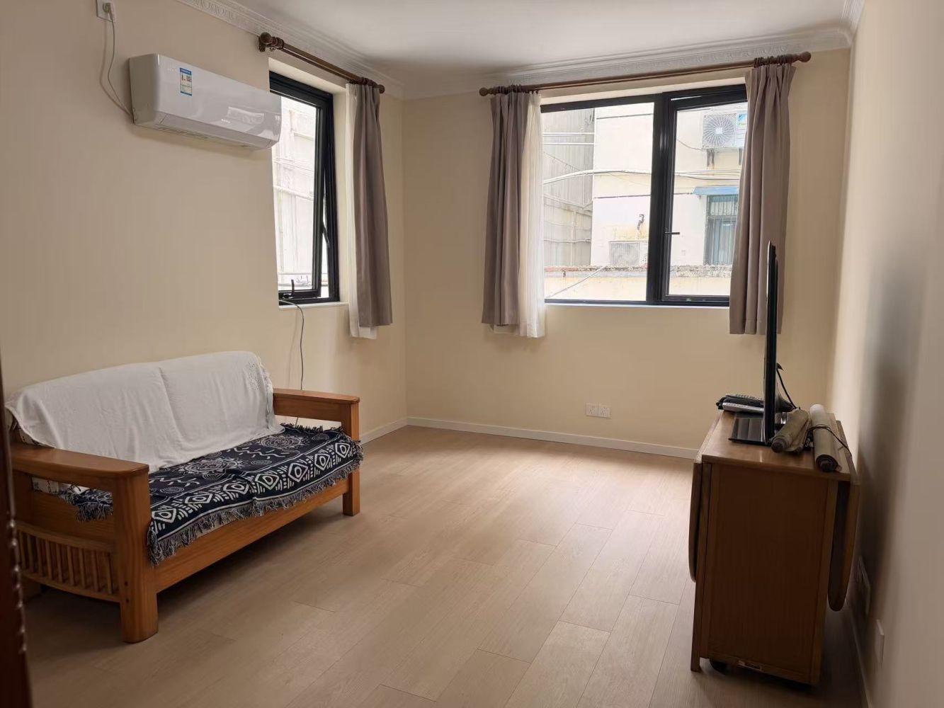 1BR near line 1 Heng'shan Rd and line 10 Shanghai Library metro