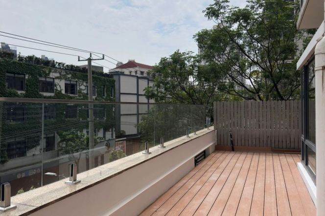 Private big terrace - modern 2beds - elevator- convenient location- Bright @ Line 7 Changping Road 