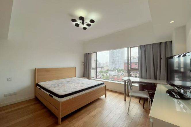 Modern 3brs with floor heating and balcony nearby west nan jing road CBD