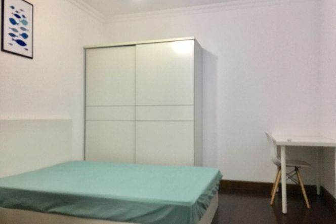 Big room with balcony near hanzhong rd, m-lines1/12/13, for short term only