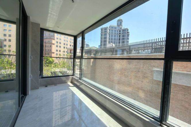  Luxury New   | First-Time Rental   | High-End Finishes | 24H Concierge | Pool & Gym