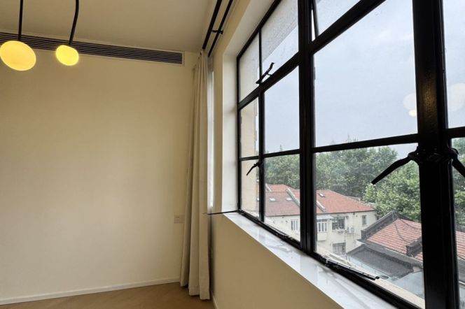 Bar street | 1Br + high ceilings + great sunshine | Julu lu/Fumin lu