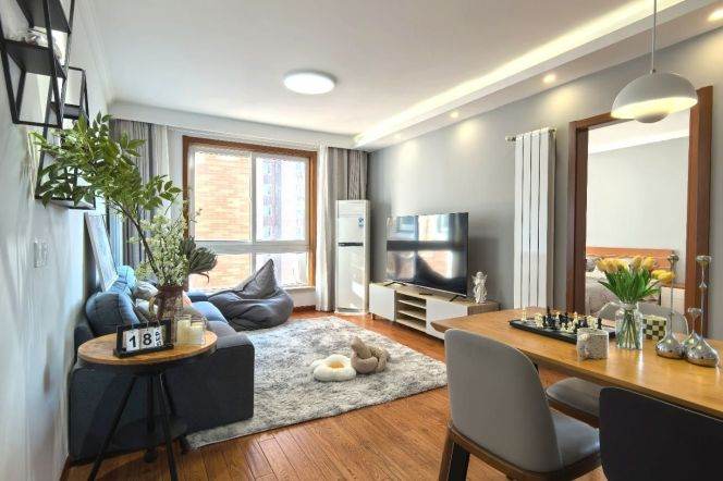 Valuable Jing'an 2BR with Big Corner Balcony/Wallheating/Oven 15.5K  