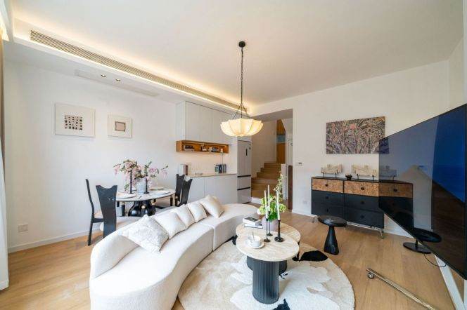 Charming 2Brs/1Lr/1Bt apt nr Jingan temple,M1/2/7/14
