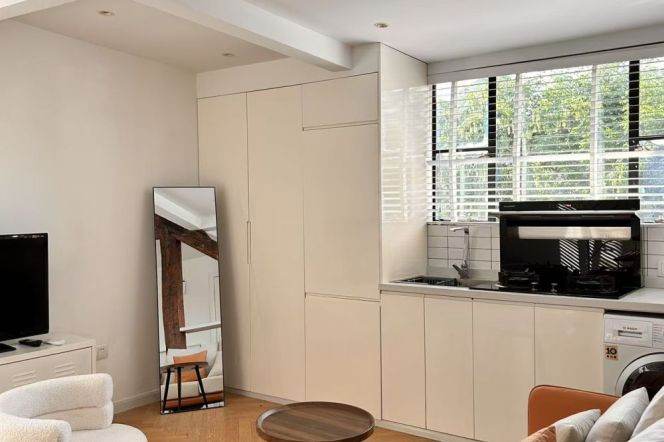 Cute high ceiling 1BR APT Shanxi(s) Rd 7.2k