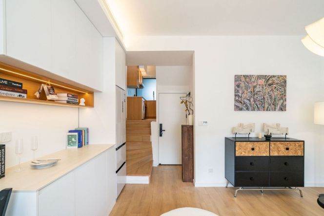 Charming 2Brs/1Lr/1Bt apt nr Jingan temple,M1/2/7/14