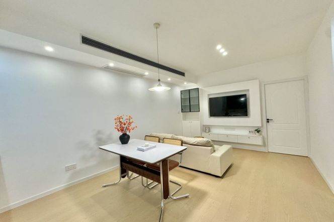 8k Brang new 1Br with open balcony Nr Jiangsu Rd.line2/11