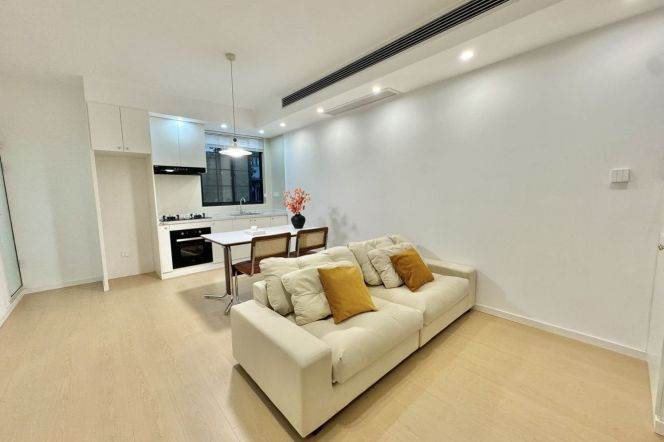 8k Brang new 1Br with open balcony Nr Jiangsu Rd.line2/11