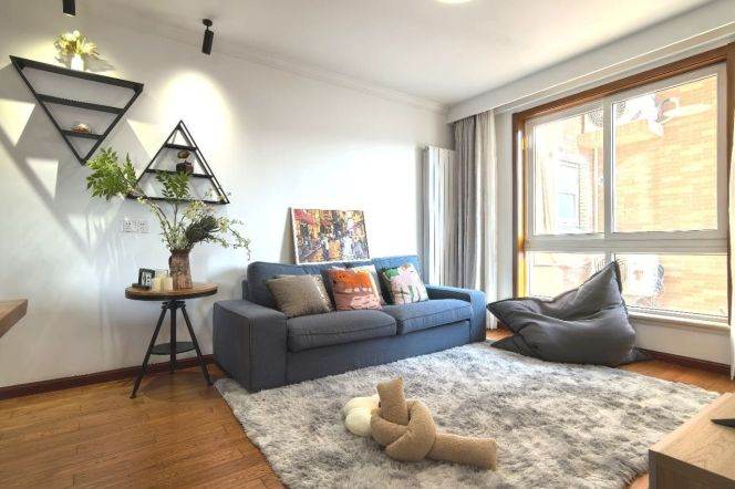 Valuable Jing'an 2BR with Big Corner Balcony/Wallheating/Oven 15.5K  