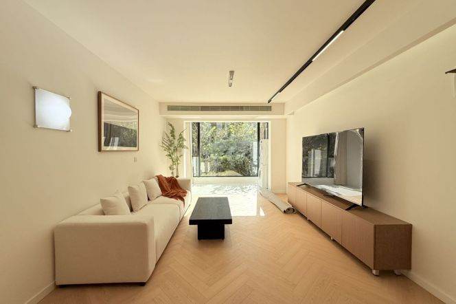 Bright & Modern 4-Bedroom Apartment in Jing’an