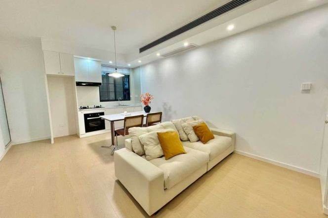  Newly renovated 1br with balcony @Yuyuan rd L2&11