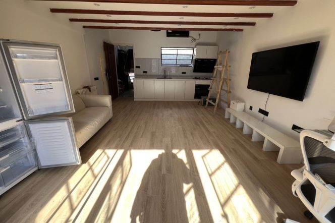 Bright 1Br w. balcony&Wall heating  