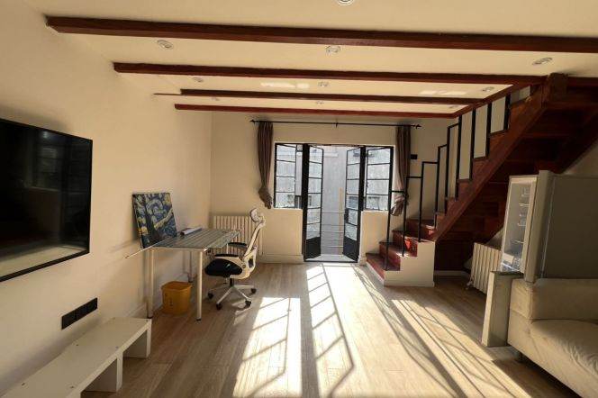 Bright 1Br w. balcony&Wall heating  