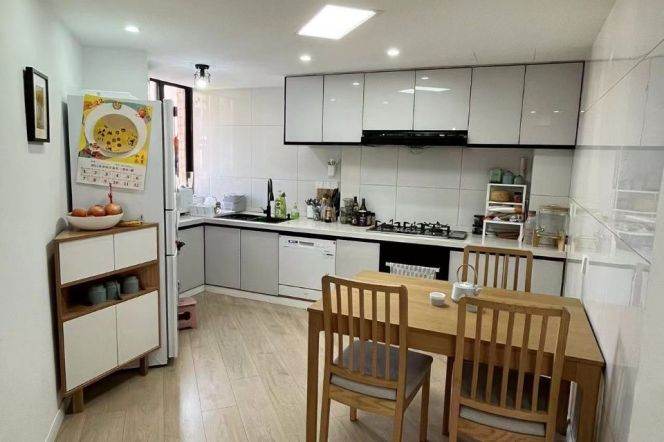 2br/2bt Flat in President Apts