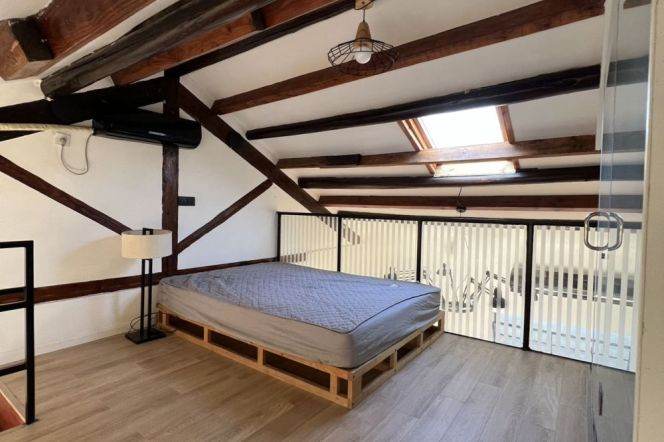Bright 1Br w. balcony&Wall heating  