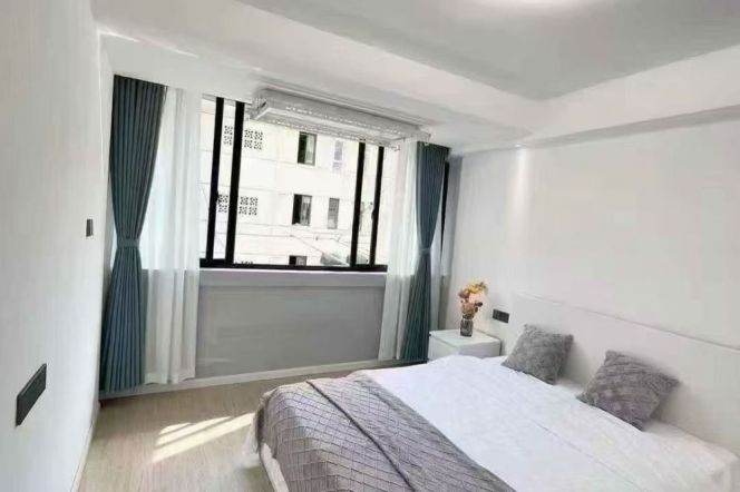 West Yan'an rd 1BR 2LR@L3/4,bright room/NR Haishu Square/brand furniture