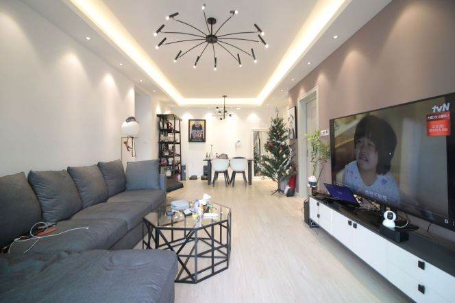 Modern decoration 2brs with floor heating and balcony in Jing an,