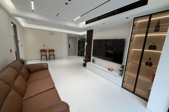 Modern 2br apt,airy,sunny,close to Line  2