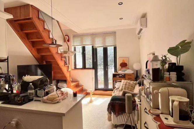 Jiaozhou Road - duplex 1 br with balcony - line 7 changping road 