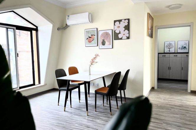 Top floor with outdoor terrace,close to Korean Town,SUIS