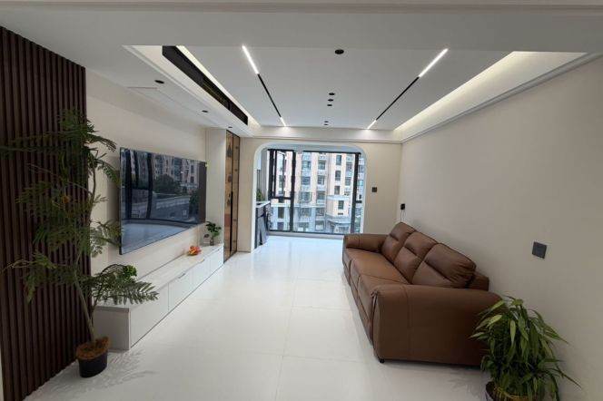 Modern 2br apt,airy,sunny,close to Line  2