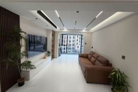 Modern 2br apt,airy,sunny,close to Line  2