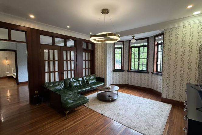 Historic APT high ceiling 1+1BR Huaihai Rd 22k