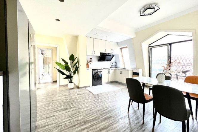 Top floor with outdoor terrace,close to Korean Town,SUIS