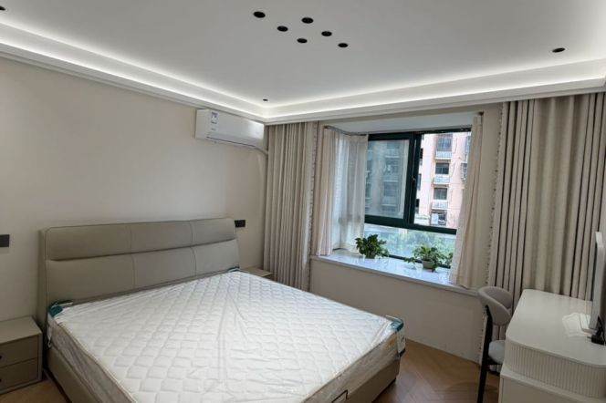 Modern 2br apt,airy,sunny,close to Line  2